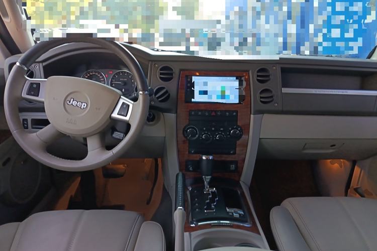 Used Jeep Commander Classic 2008 5.7 HEMI Center Console
