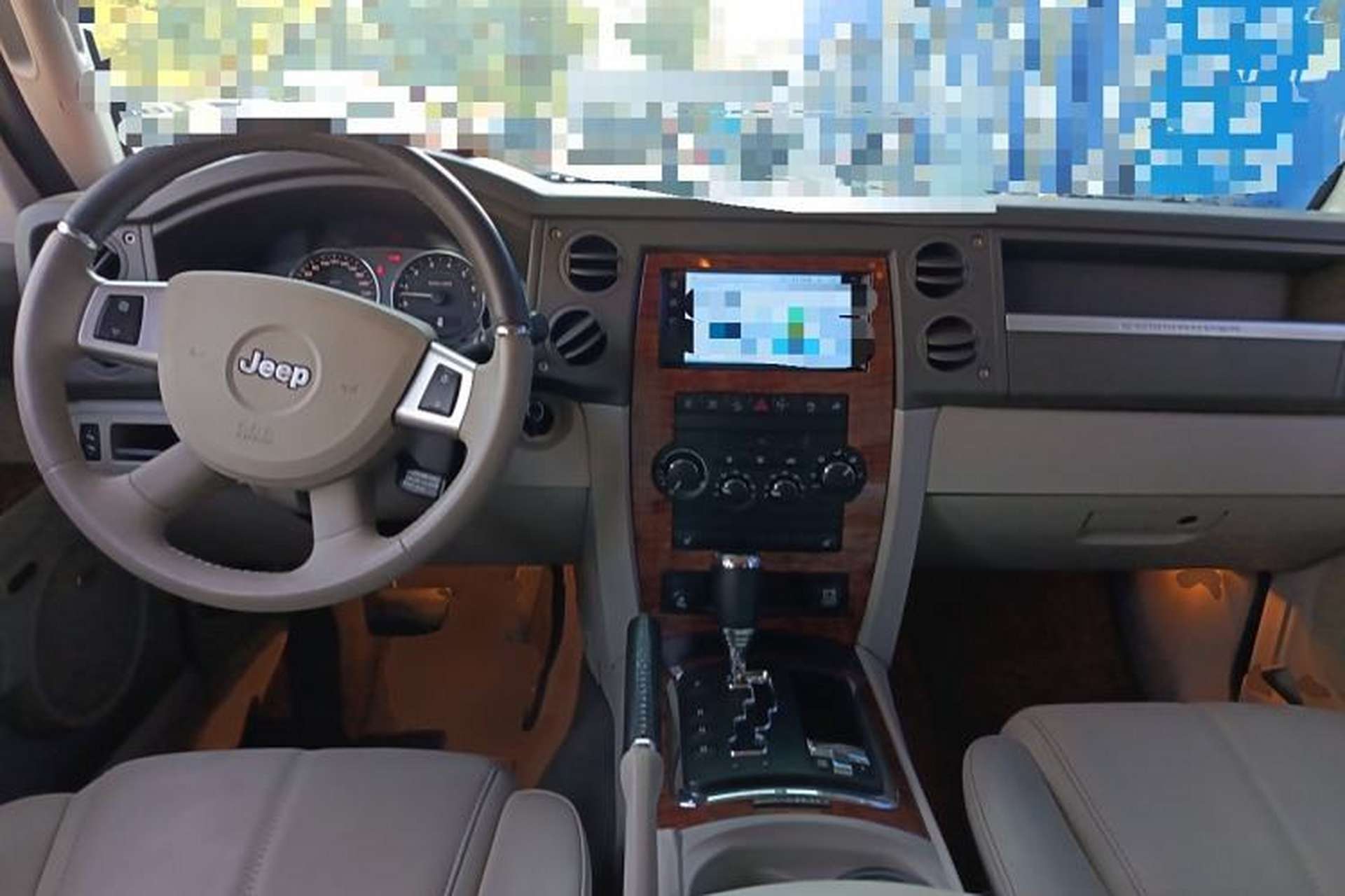 Used Jeep Commander Classic 2008 5.7 HEMI Center Console