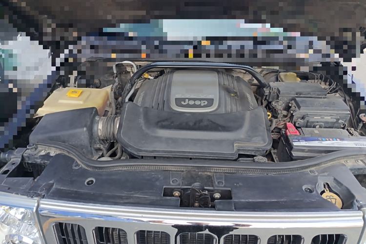 Used Jeep Commander Classic 2008 5.7 HEMI Engine Bay