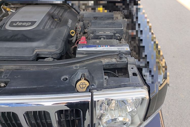 Used Jeep Commander Classic 2008 5.7 HEMI Engine Bay Left