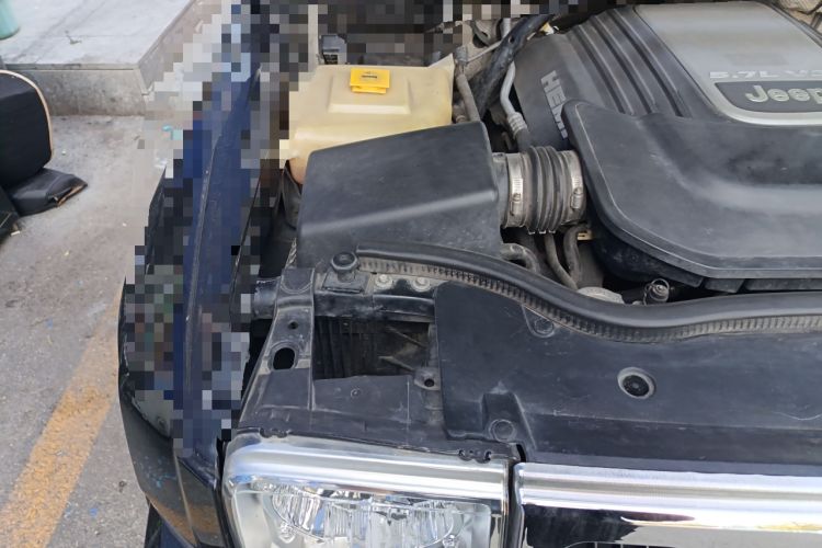 Used Jeep Commander Classic 2008 5.7 HEMI Engine Bay Right