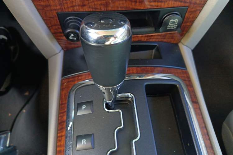 Used Jeep Commander Classic 2008 5.7 HEMI Gear Lever