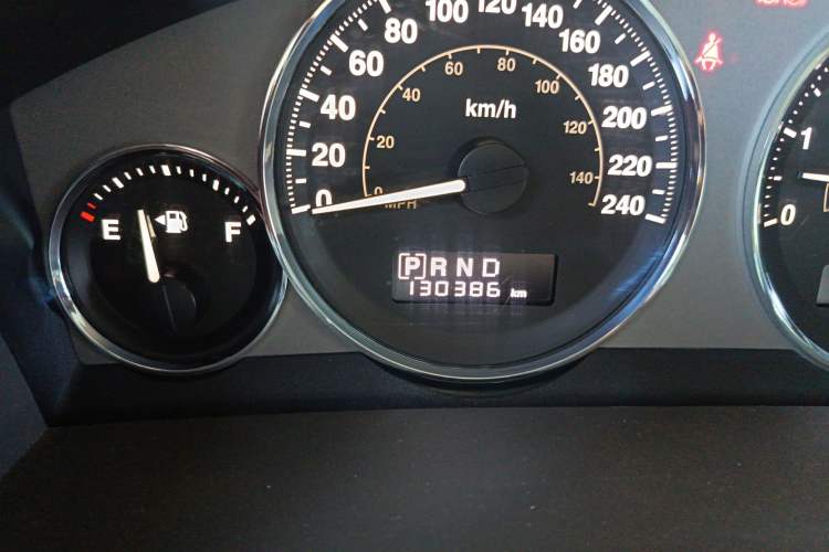 Used Jeep Commander Classic 2008 5.7 HEMI Odometer Close Up