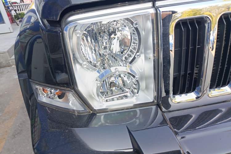Used Jeep Commander Classic 2008 5.7 HEMI Right Front Headlight