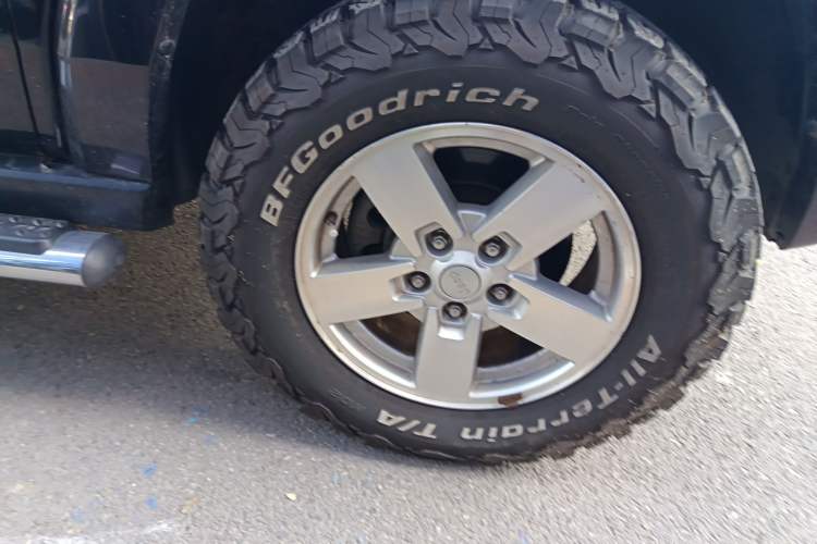 Used Jeep Commander Classic 2008 5.7 HEMI Right Front Wheel Hub