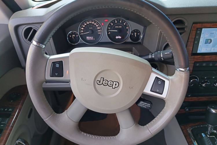 Used Jeep Commander Classic 2008 5.7 HEMI Steering Wheel