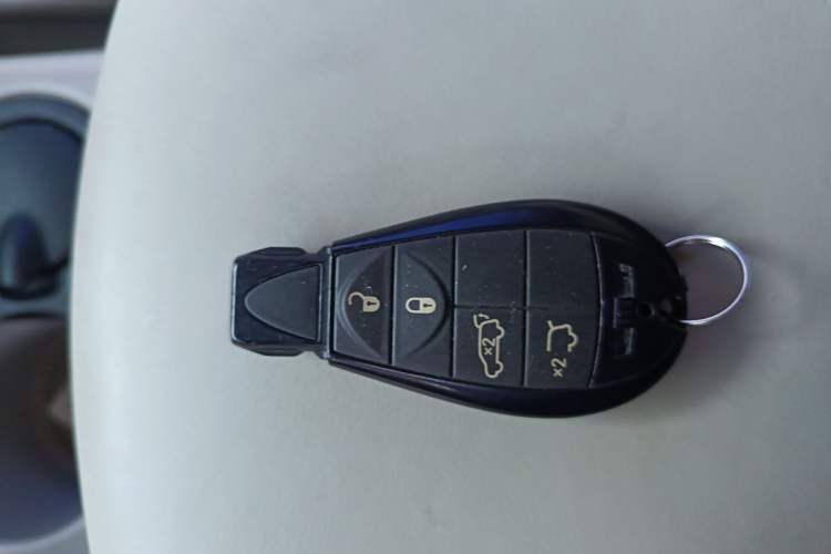 Used Jeep Commander Classic 2008 5.7 HEMI Vehicle Key