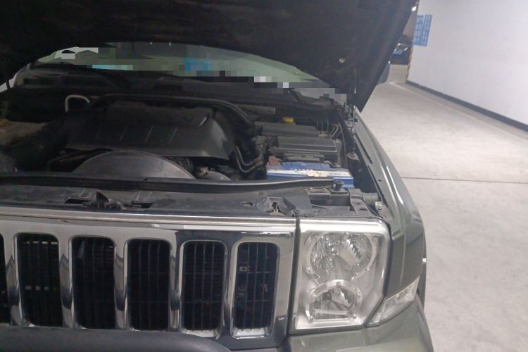 Used Jeep Commander Classic 2008 4.7 Engine Bay Left