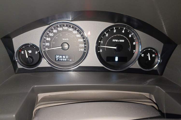 Used Jeep Commander Classic 2008 4.7 Odometer Close Up