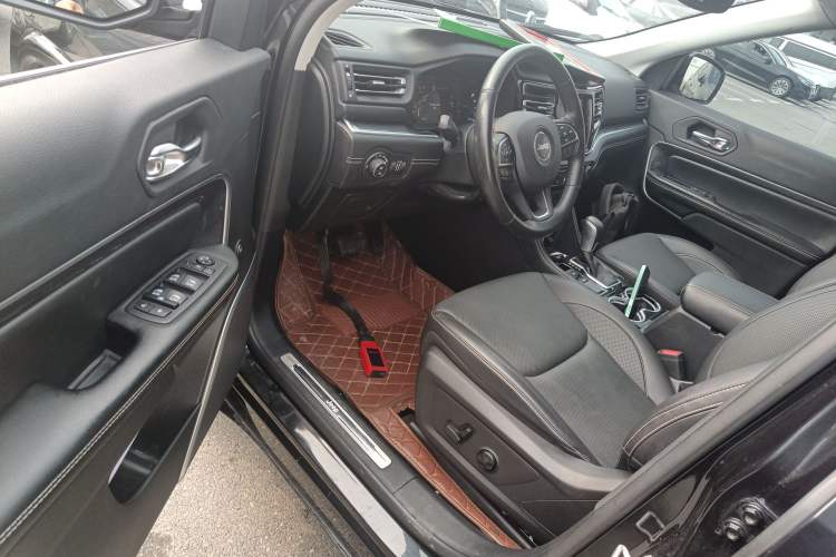 Used Jeep Commander PHEV 2020 2.0T Plug-in Hybrid Premium Edition Driver Seat