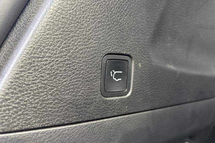 Used Jeep Commander PHEV 2020 2.0T Plug-in Hybrid Premium Edition Interior 13