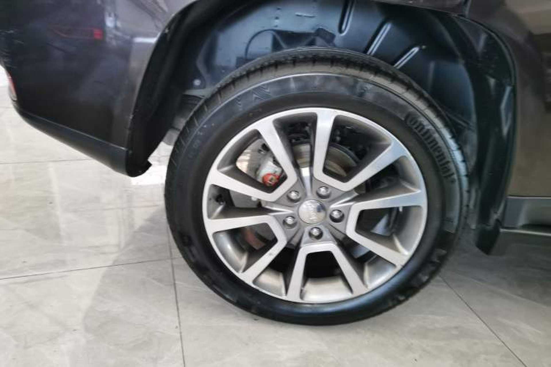 Used Jeep Compass 2014 2.4L four-wheel drive luxury version Right Rear Wheel Hub