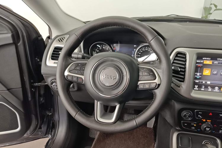 Used Jeep Compass 2017 200T Automatic Family Edition Steering Wheel
