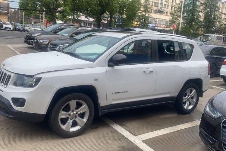 Used Jeep Compass 2014 2.0L two-wheel drive sport version Exterior 3