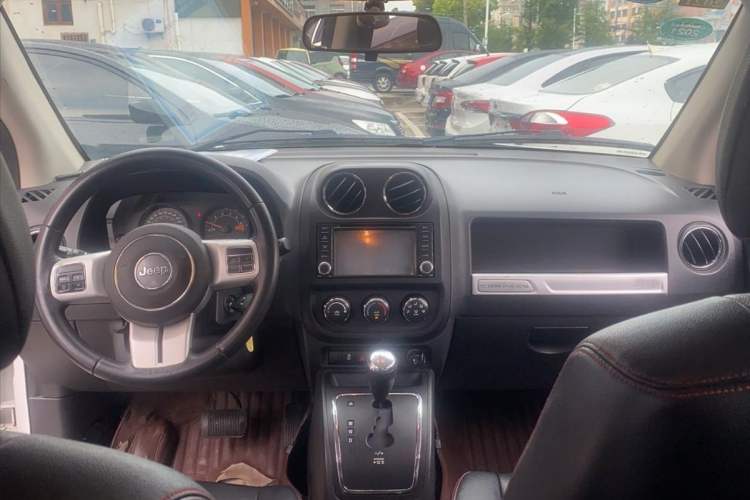 Used Jeep Compass 2014 2.0L two-wheel drive sport version Interior 1