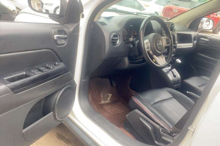 Used Jeep Compass 2014 2.0L two-wheel drive sport version Interior 2