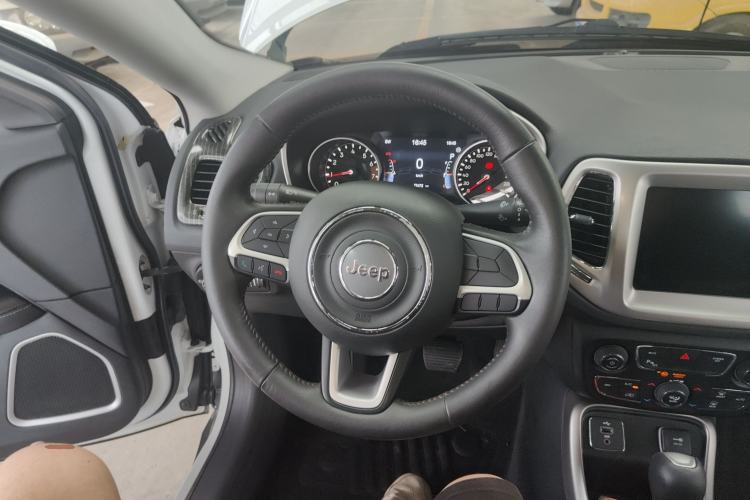 Used Jeep Compass 2017 200T Automatic Family Edition Steering Wheel