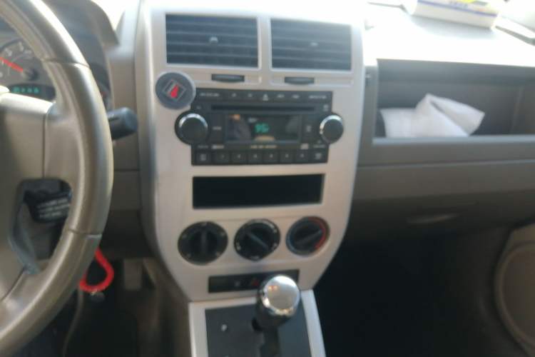 Used Jeep Compass 2007 2.4L four-wheel drive sport version Audio And AC Panel