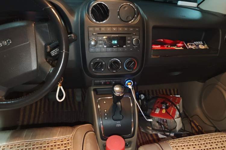 Used Jeep Compass 2007 2.4L four-wheel drive sport version Audio And AC Panel