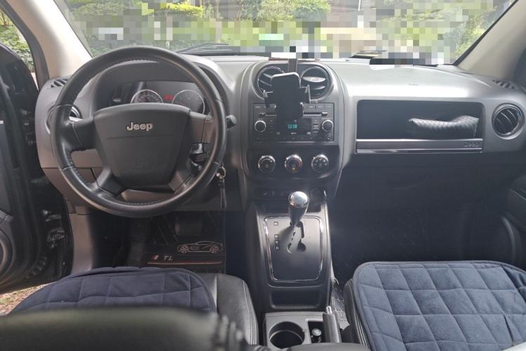 Used Jeep Compass 2007 2.4L four-wheel drive sport version Center Console