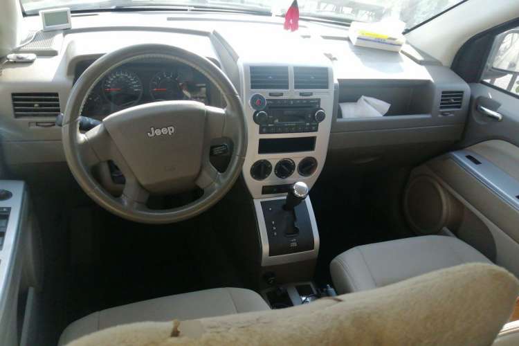 Used Jeep Compass 2007 2.4L four-wheel drive sport version Center Console