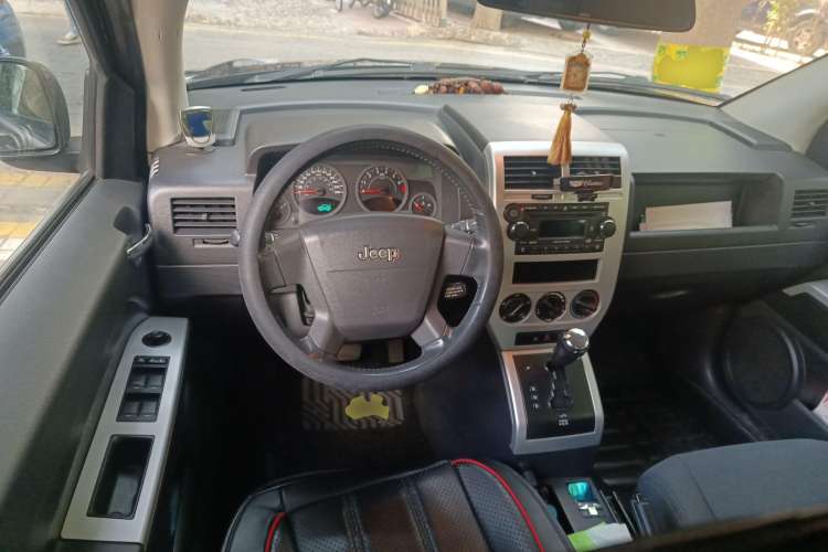 Used Jeep Compass 2007 2.4L four-wheel drive sport version Center Console