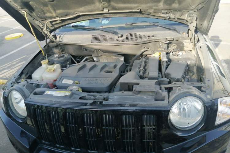 Used Jeep Compass 2007 2.4L four-wheel drive sport version Engine Bay