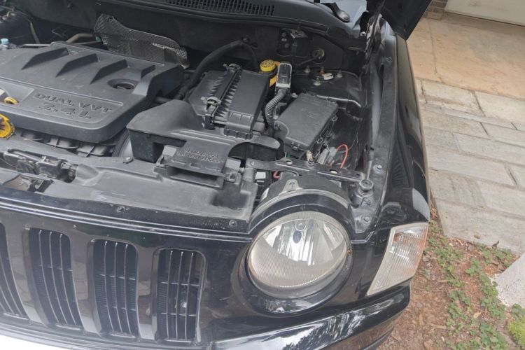 Used Jeep Compass 2007 2.4L four-wheel drive sport version Engine Bay Left