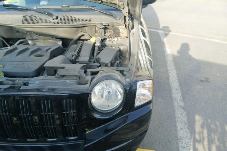 Used Jeep Compass 2007 2.4L four-wheel drive sport version Engine Bay Left