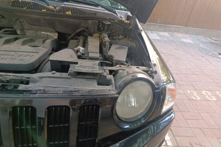 Used Jeep Compass 2007 2.4L four-wheel drive sport version Engine Bay Left