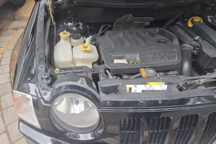 Used Jeep Compass 2007 2.4L four-wheel drive sport version Engine Bay Right