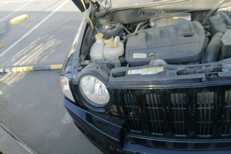 Used Jeep Compass 2007 2.4L four-wheel drive sport version Engine Bay Right