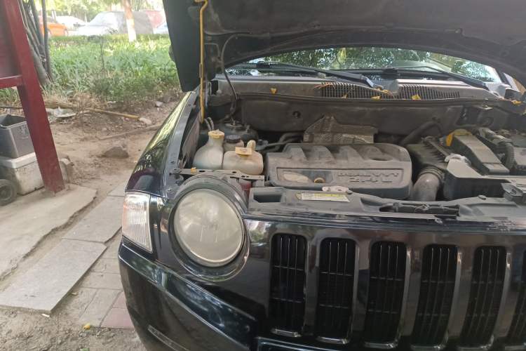 Used Jeep Compass 2007 2.4L four-wheel drive sport version Engine Bay Right