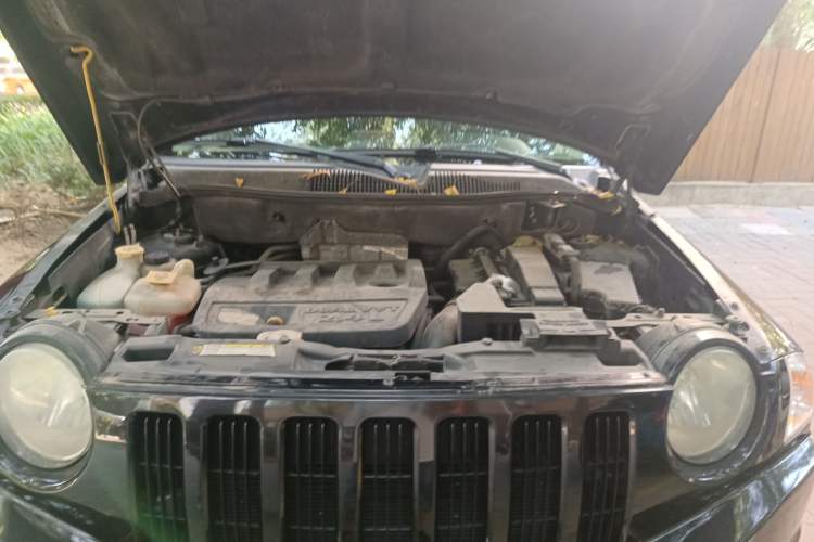 Used Jeep Compass 2007 2.4L four-wheel drive sport version Engine Bay