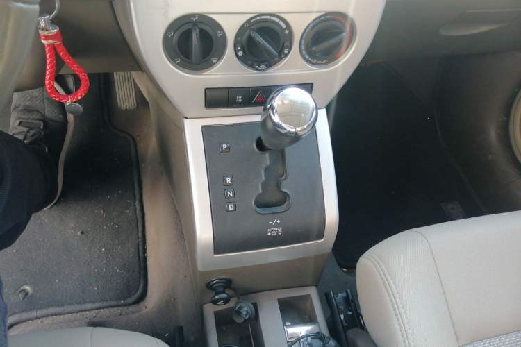 Used Jeep Compass 2007 2.4L four-wheel drive sport version Gear Lever