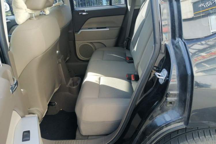 Used Jeep Compass 2007 2.4L four-wheel drive sport version Left Rear Seat