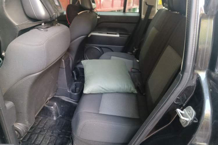 Used Jeep Compass 2007 2.4L four-wheel drive sport version Left Rear Seat