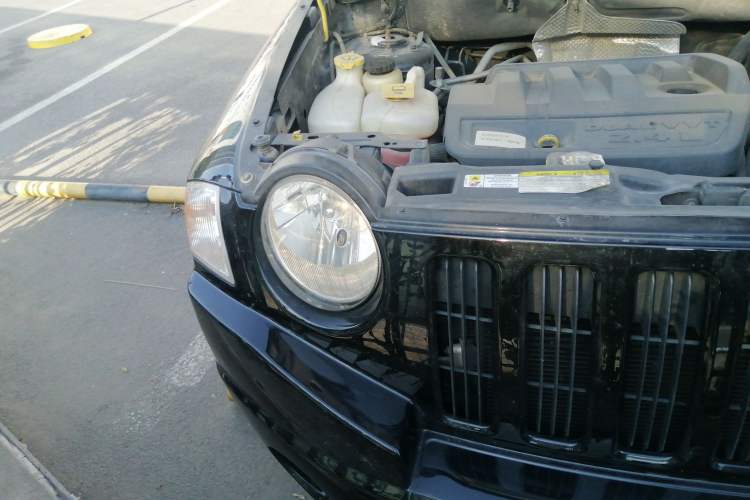 Used Jeep Compass 2007 2.4L four-wheel drive sport version Right Front Headlight