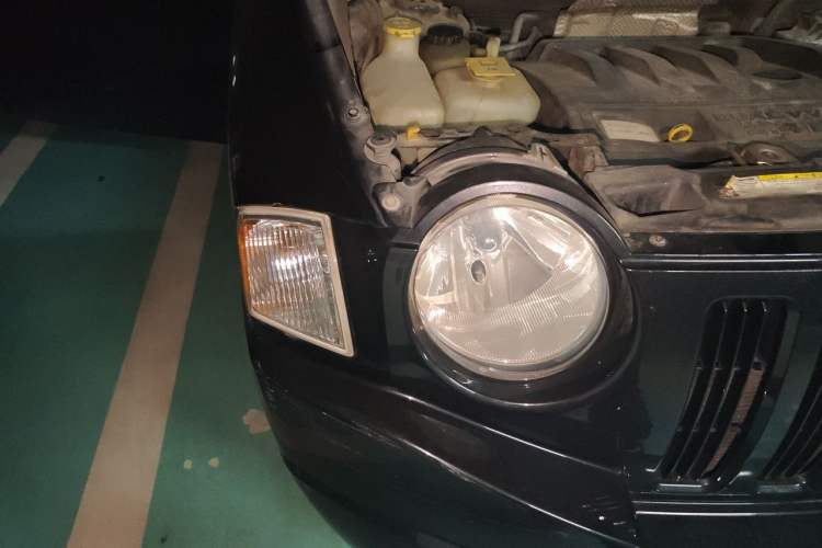 Used Jeep Compass 2007 2.4L four-wheel drive sport version Right Front Headlight