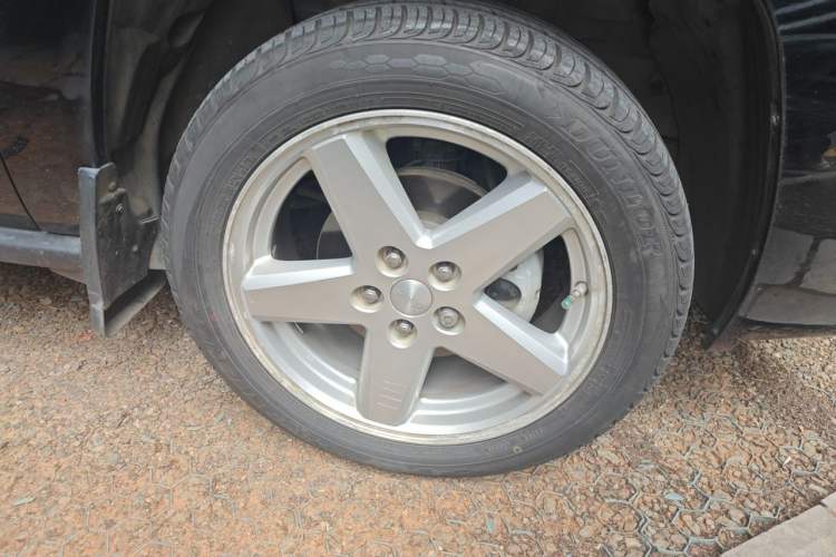 Used Jeep Compass 2007 2.4L four-wheel drive sport version Right Front Wheel Hub