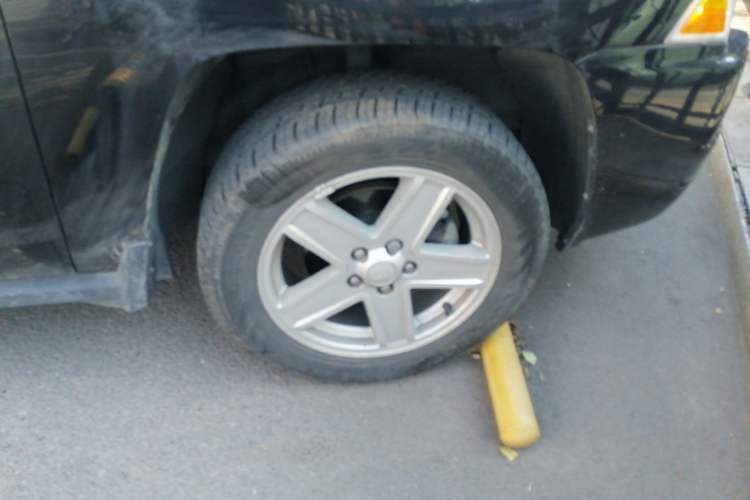Used Jeep Compass 2007 2.4L four-wheel drive sport version Right Front Wheel Hub