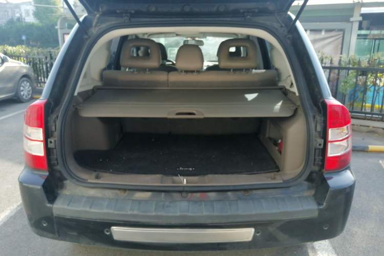 Used Jeep Compass 2007 2.4L four-wheel drive sport version Trunk
