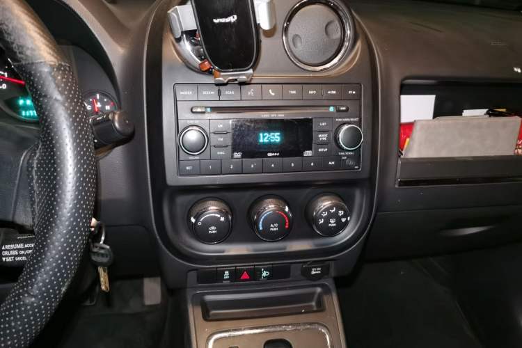 Used Jeep Compass 2007 2.4L four-wheel drive sport version Audio And AC Panel