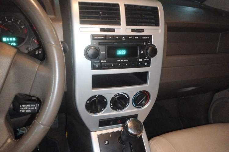 Used Jeep Compass 2007 2.4L four-wheel drive sport version Audio And AC Panel