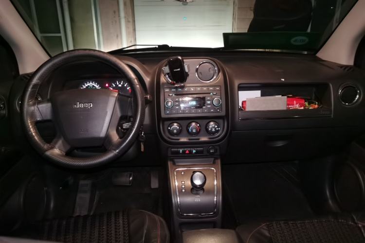 Used Jeep Compass 2007 2.4L four-wheel drive sport version Center Console