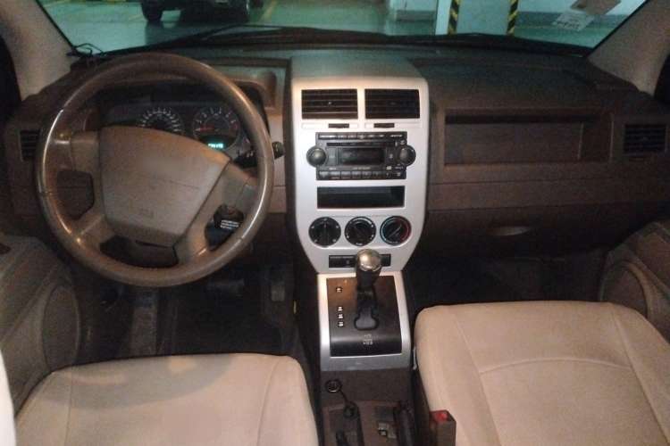 Used Jeep Compass 2007 2.4L four-wheel drive sport version Center Console