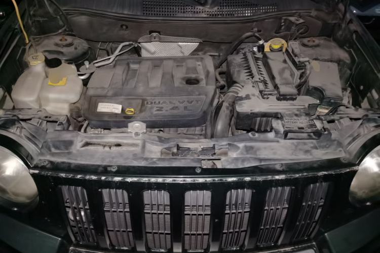 Used Jeep Compass 2007 2.4L four-wheel drive sport version Engine Bay