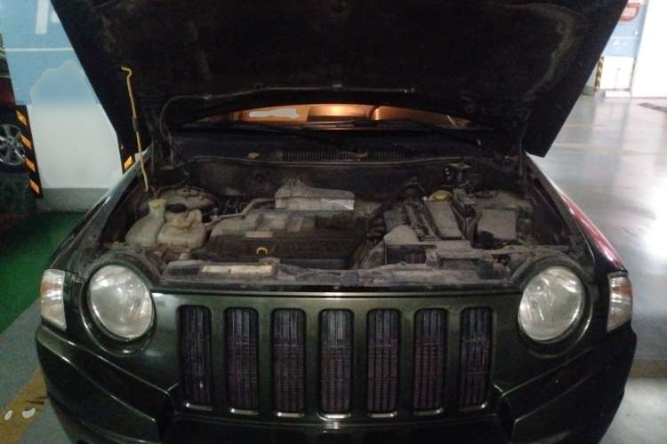 Used Jeep Compass 2007 2.4L four-wheel drive sport version Engine Bay