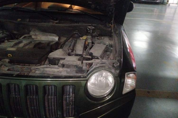 Used Jeep Compass 2007 2.4L four-wheel drive sport version Engine Bay Left