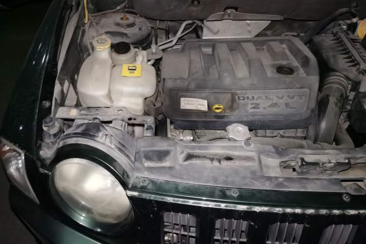 Used Jeep Compass 2007 2.4L four-wheel drive sport version Engine Bay Right